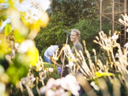 outil pour retourner de la terre dans un jardin