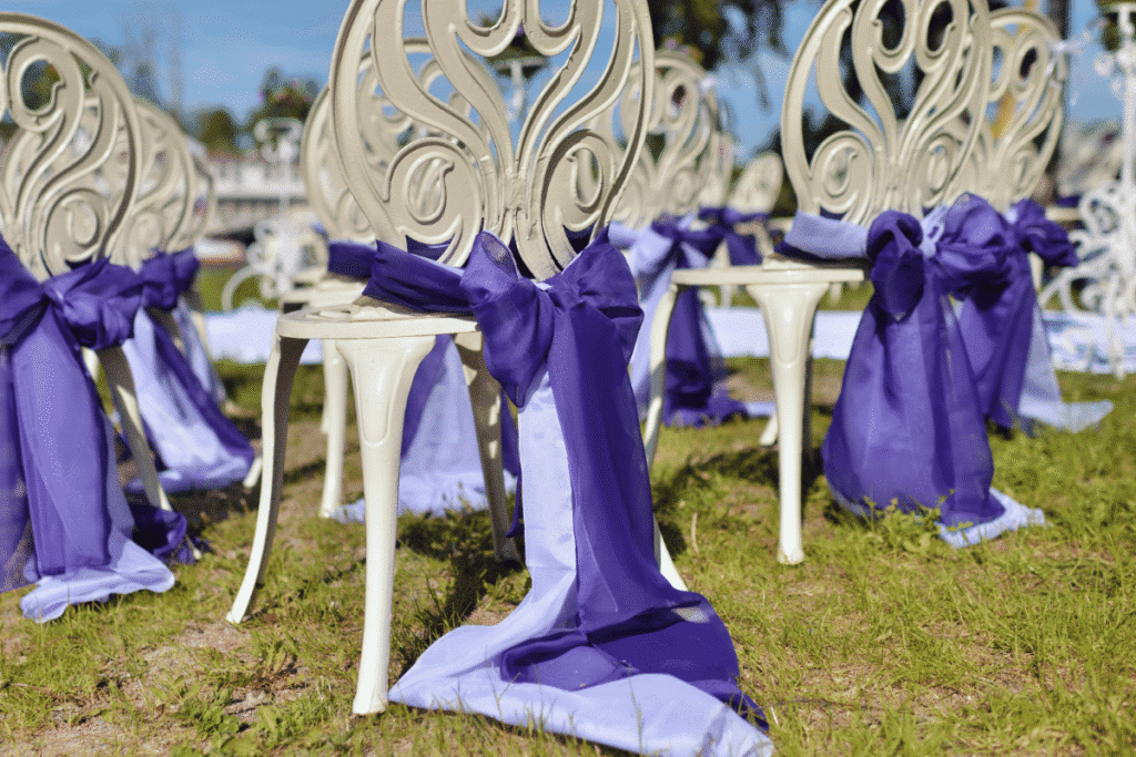 Chaises de mariage décorées avec des noeuds