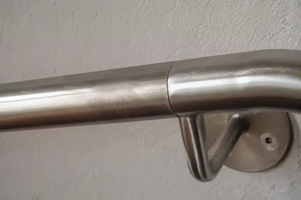 Détail d'une main courante en inox