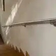 Main courante en inox dans un escalier