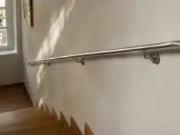 Main courante en inox dans un escalier
