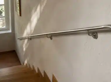 Main courante en inox dans un escalier