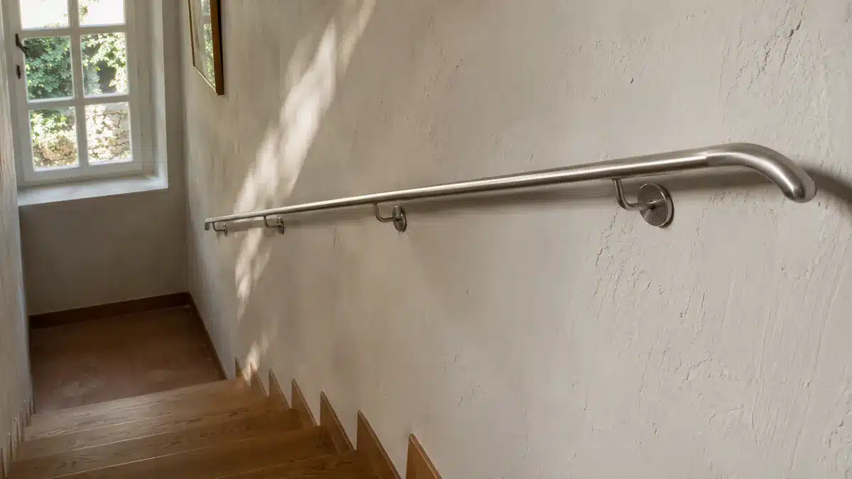 Main courante en inox dans un escalier