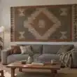 Tapis accroché à un mur de salon
