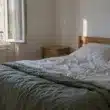 chambre saine avec literie claire et fenêtre ouverte