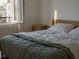 chambre saine avec literie claire et fenêtre ouverte