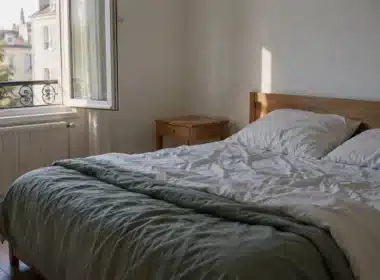 chambre saine avec literie claire et fenêtre ouverte