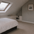 chambre sous pente avec rangements intégrés sous le rampant