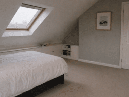 chambre sous pente avec rangements intégrés sous le rampant