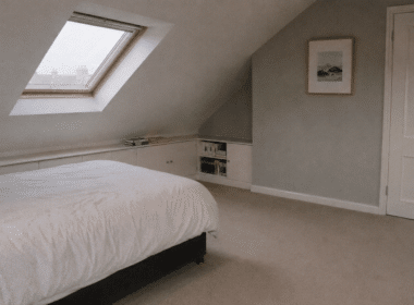 chambre sous pente avec rangements intégrés sous le rampant