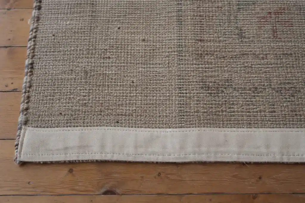 Velcro fixé derrière un tapis pour une fixation au mur